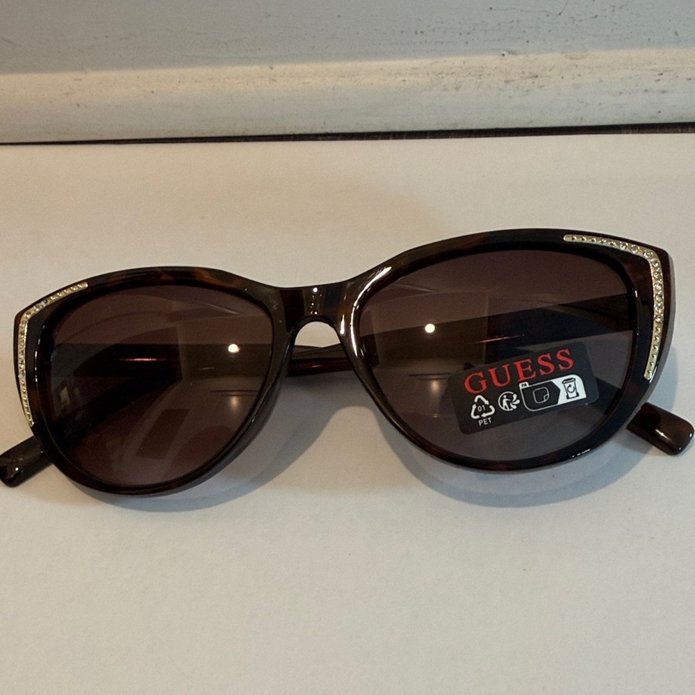NWOT GUESS oversized cat-eye sunglasses in tortoise with brown gradient lenses - Picture 6 of 6